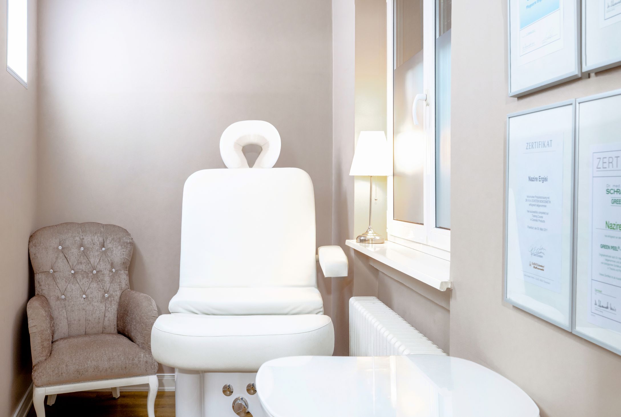 Gesichtsbehandlung bei Derma First Cosmetics